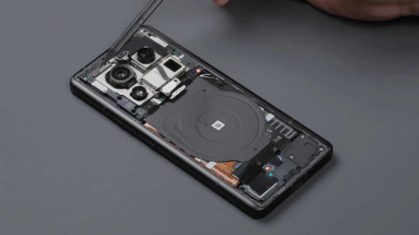 Xiaomi 13 Ultra este disecat: Vedem mecanismul care închide diafragma camerei foto și sistemul ingenios de răcire (Video)