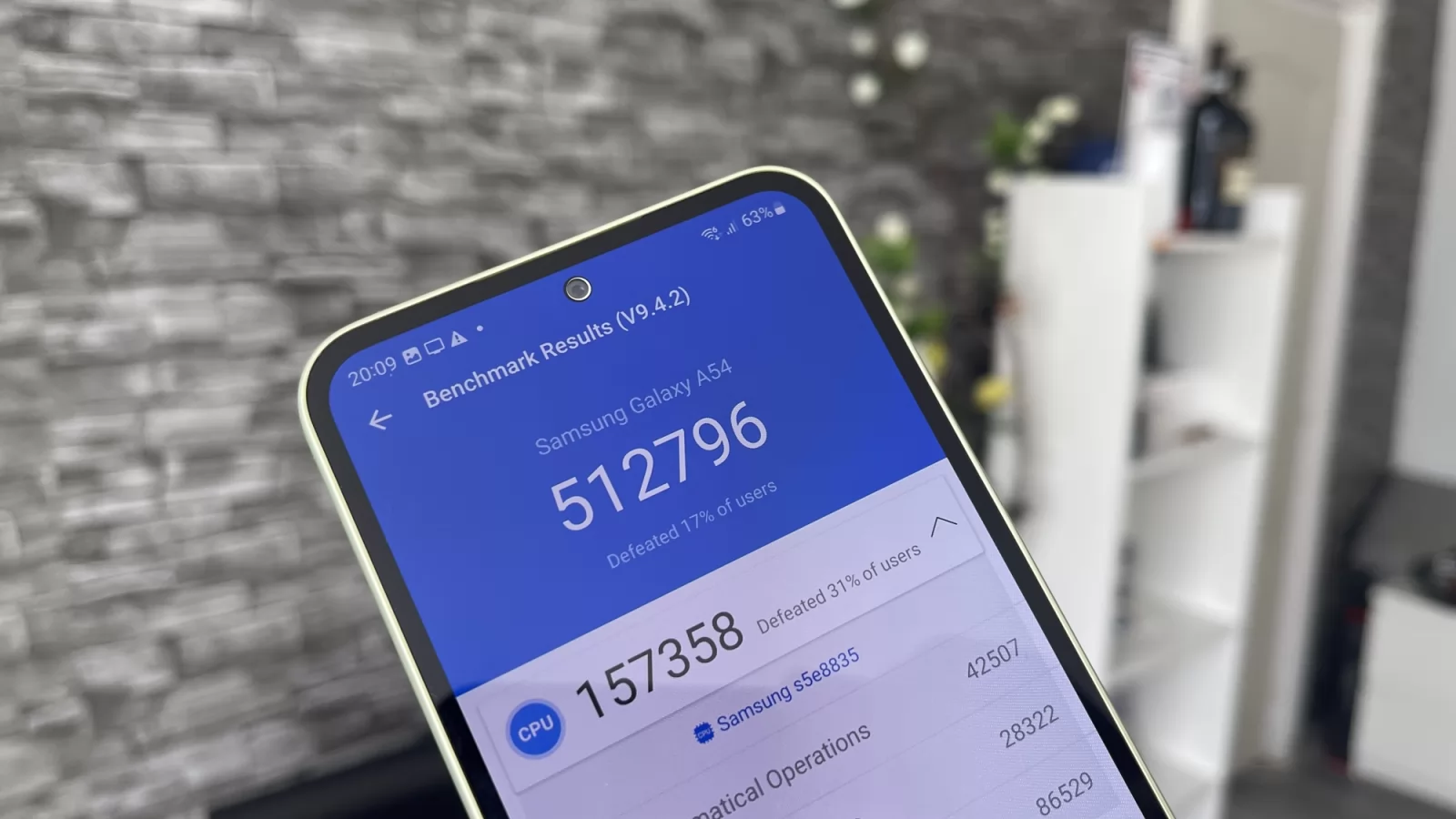 Samsung Galaxy A54: Benchmark-uri superioare predecesorului, performanță tipică mid-range