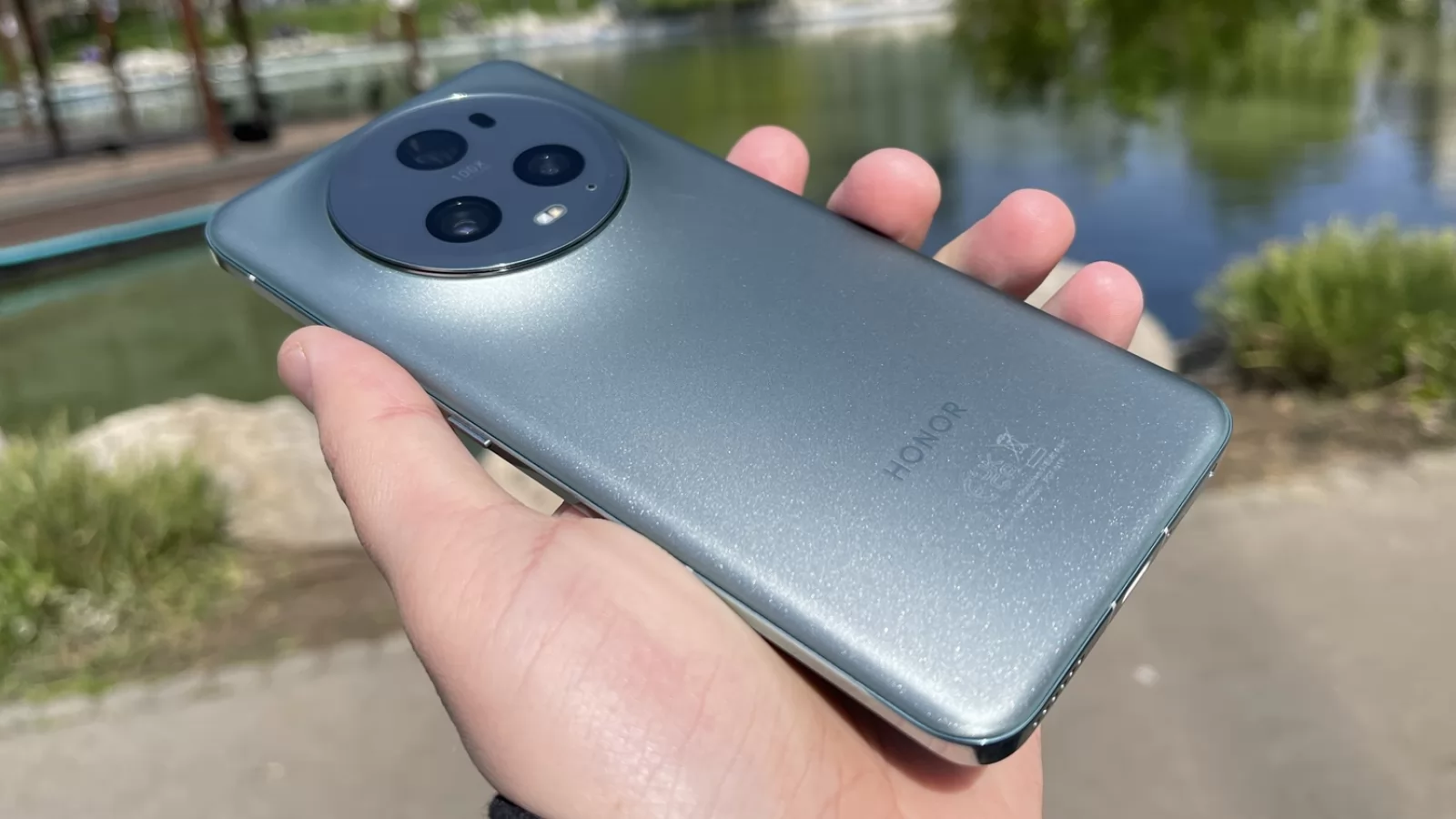 Honor Magic5 Pro: Design rafinat, ecran curbat și finisaj mat, excelent la construcție și aderență