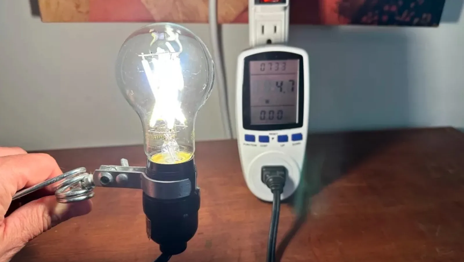 Phillips a dezvăluit becuri LED care consumă cu 50% mai puţin curent