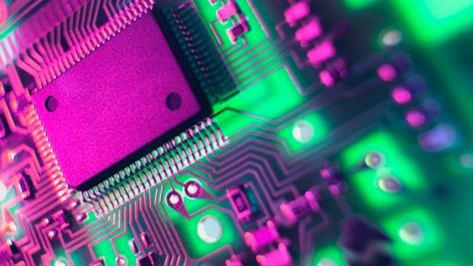 Rusia va Înlocui procesoarele AMD și Intel de pe computerele produse local cu procesoare rusești