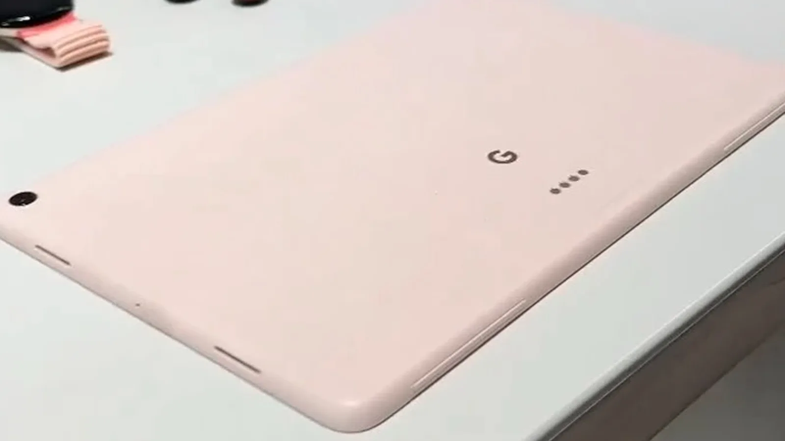 Google Pixel Tablet se afișează într-o imagine nouă care reconfirmă muchiile groase din jurul ecranului; Se lansează pe 10 mai alături de Pixel 7a
