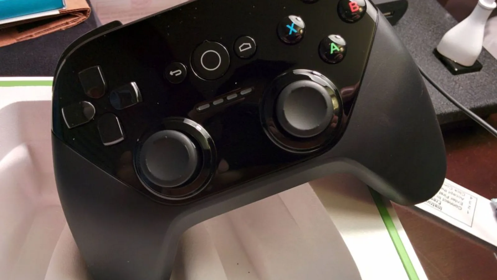 Iată cum arată consola Android TV și joystickul său, Într-un unboxing al unui developer