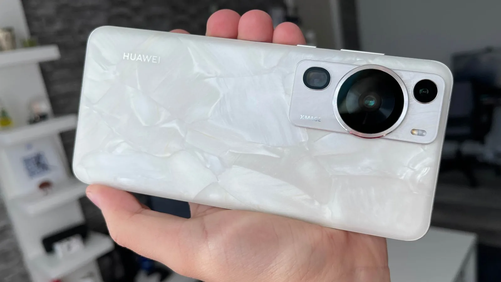 Huawei P60 Pro: Design Rococo polarizant, cu siguranţă altceva decât norma