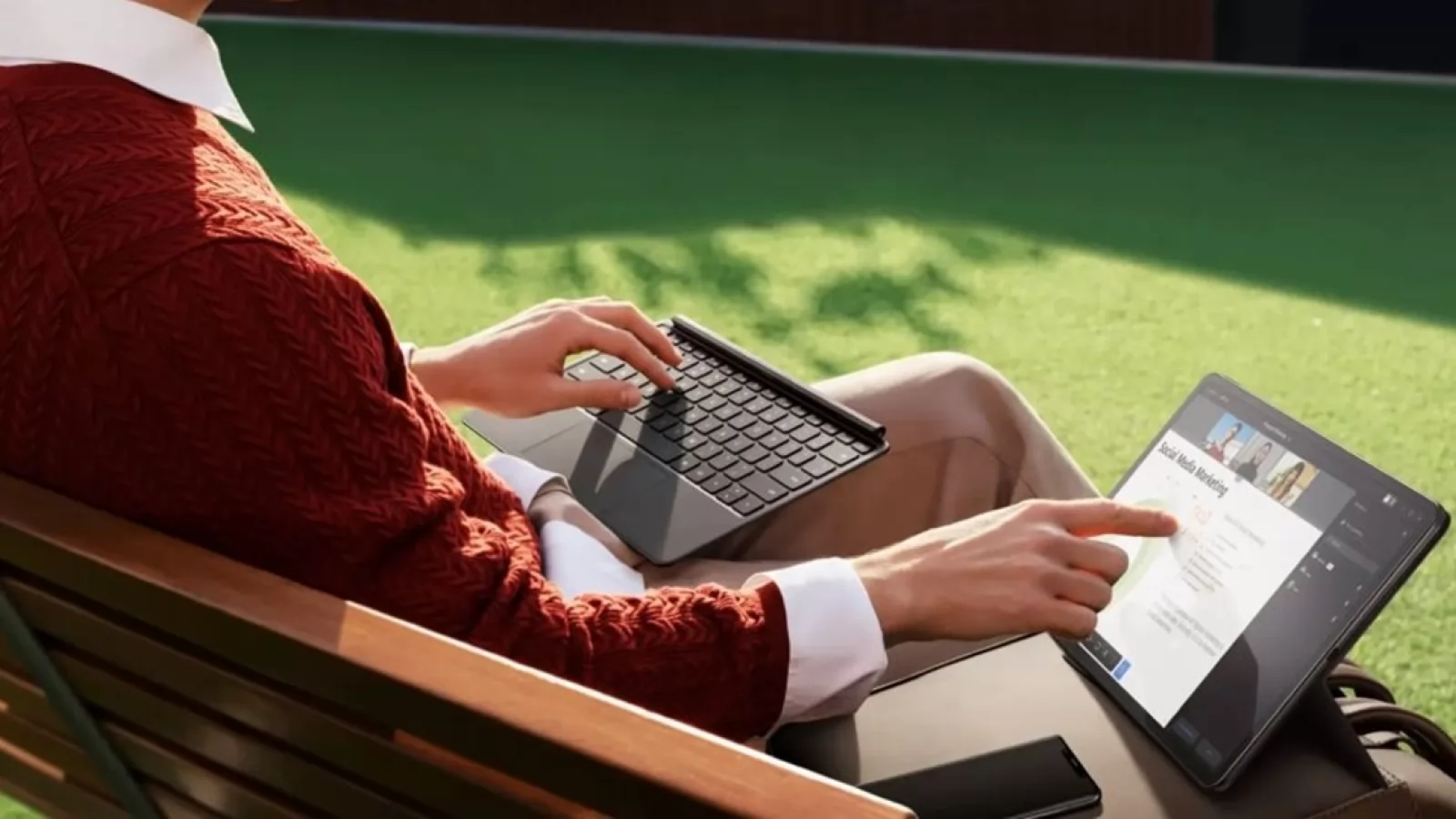 Huawei anunță tableta MateBook E (2023): Vine cu display OLED de 12.6 inch, 120Hz, rulează Windows 11 și are kickstand
