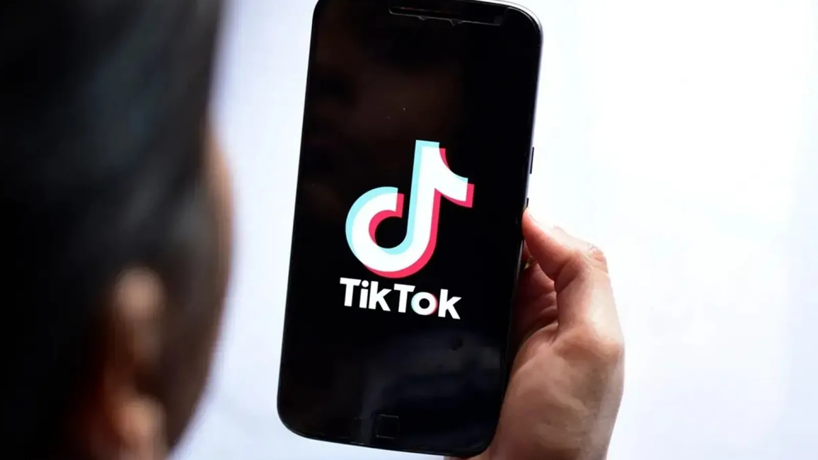 TikTok testează un chatbot AI numit „Tako”, care poate purta conversații cu utilizatorii platformei