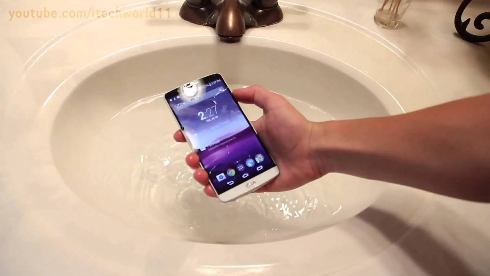 LG G3 este supus unui test extrem de rezistență; acesta supraviețuiește timp de două ore sub apă (Video)