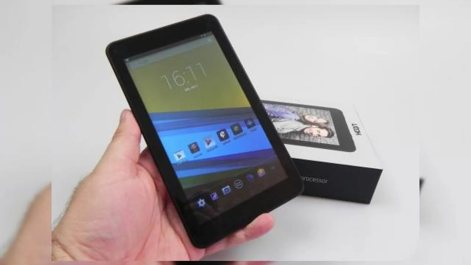 UTOK i700 unboxing: tableta cu KitKat și CPU Intel Atom scoasă dintr-o cutie arătoasă (Video)