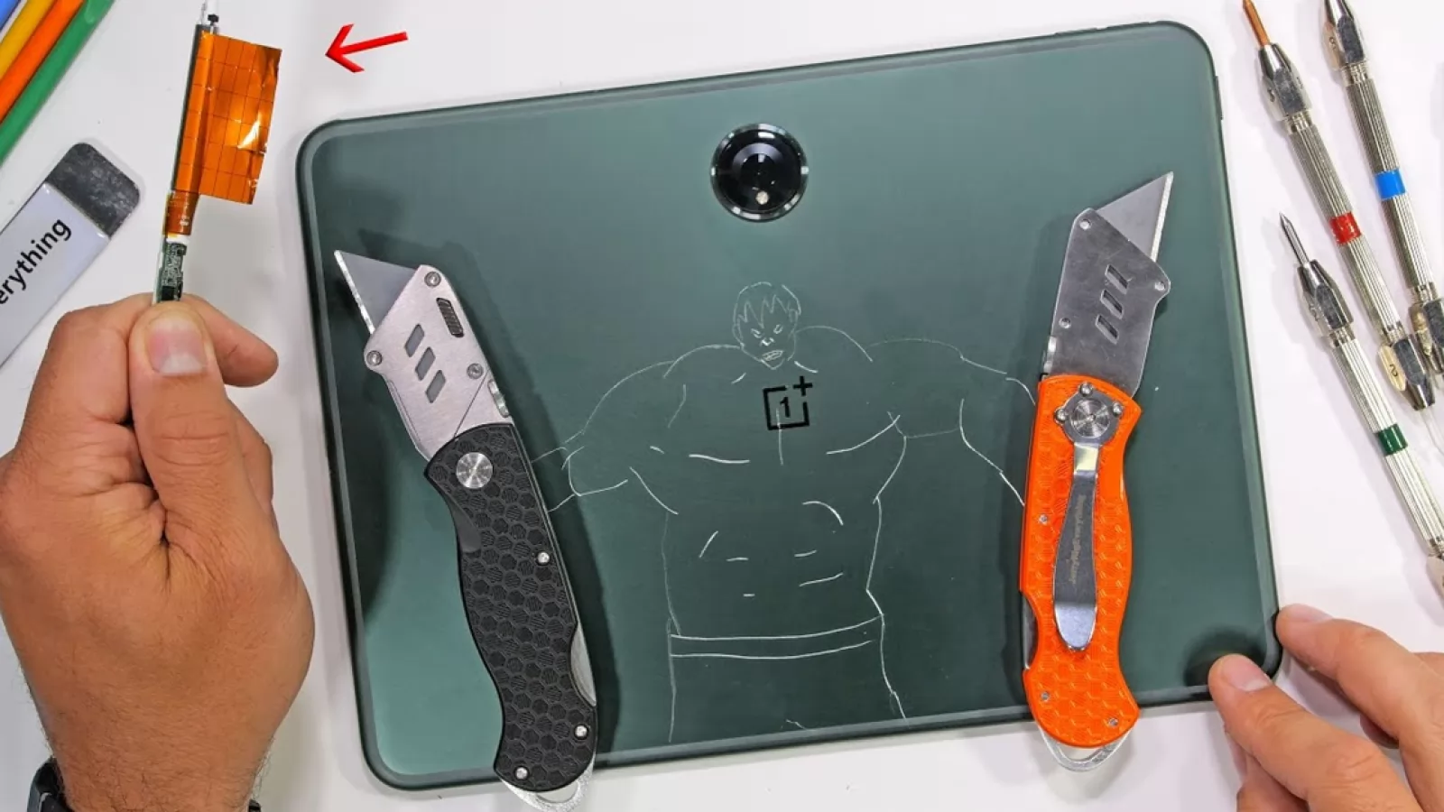OnePlus Pad trece testul de durabilitate a lui JerryRigEverything; Prima tabletă a companiei e destul de rezistentă