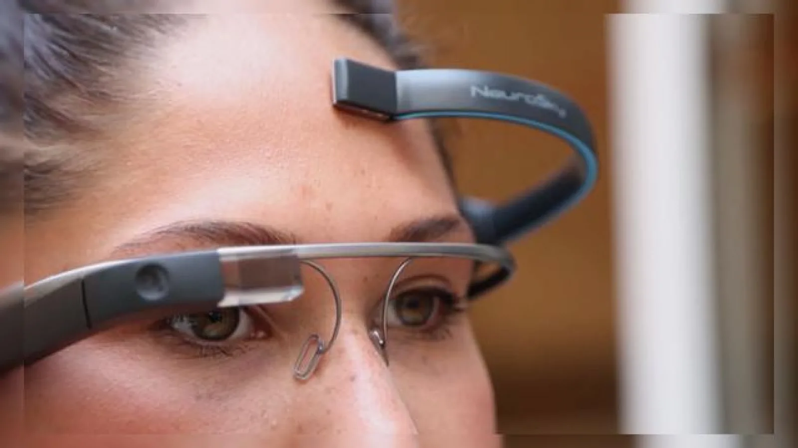 Acum poți controla Google Glass cu mintea, folosind sistemul MindRDR (Video)