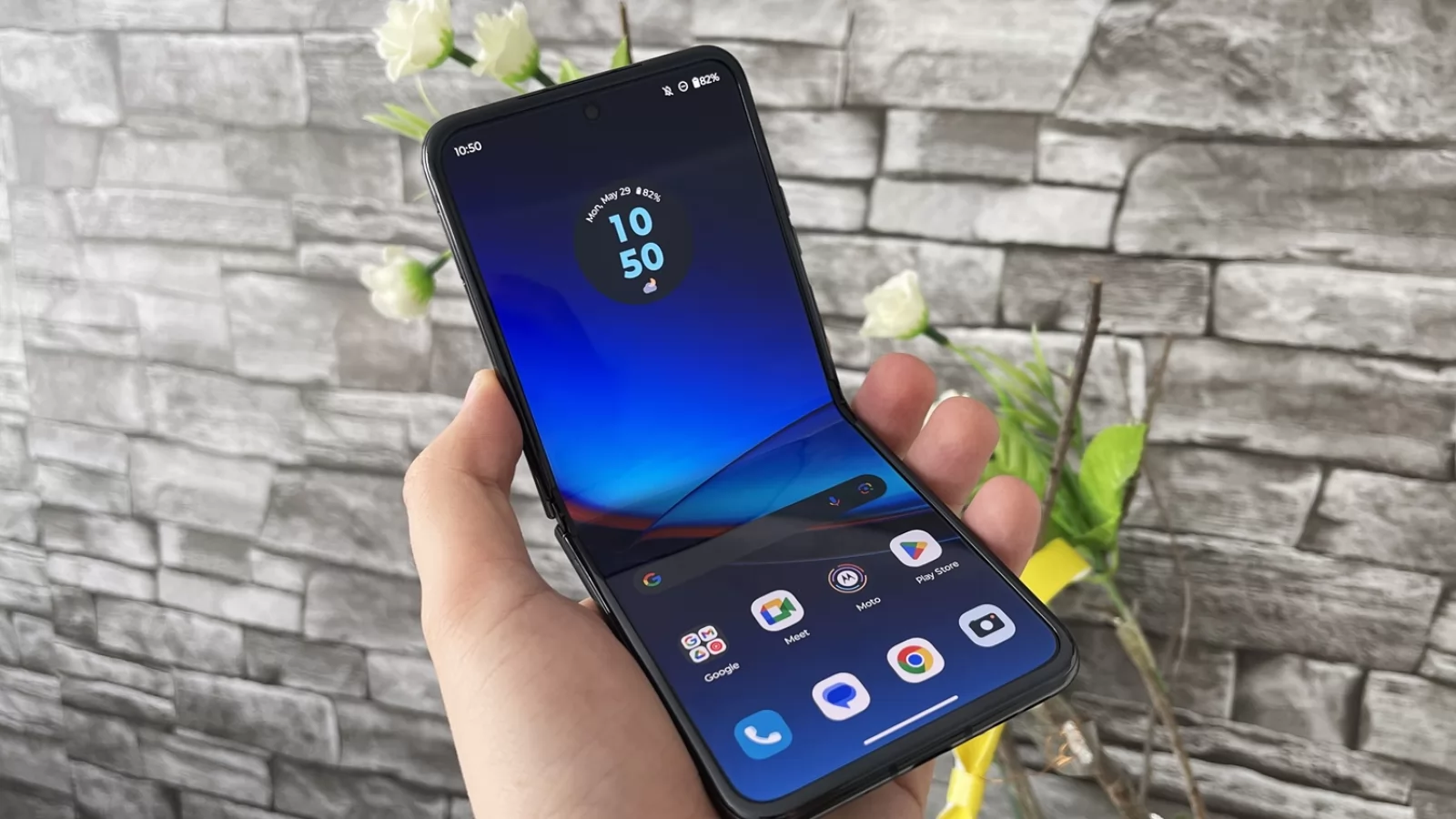 Motorola RAZR 40 Ultra: Display-uri redutabile, cel extern îşi depăşeşte condiţia