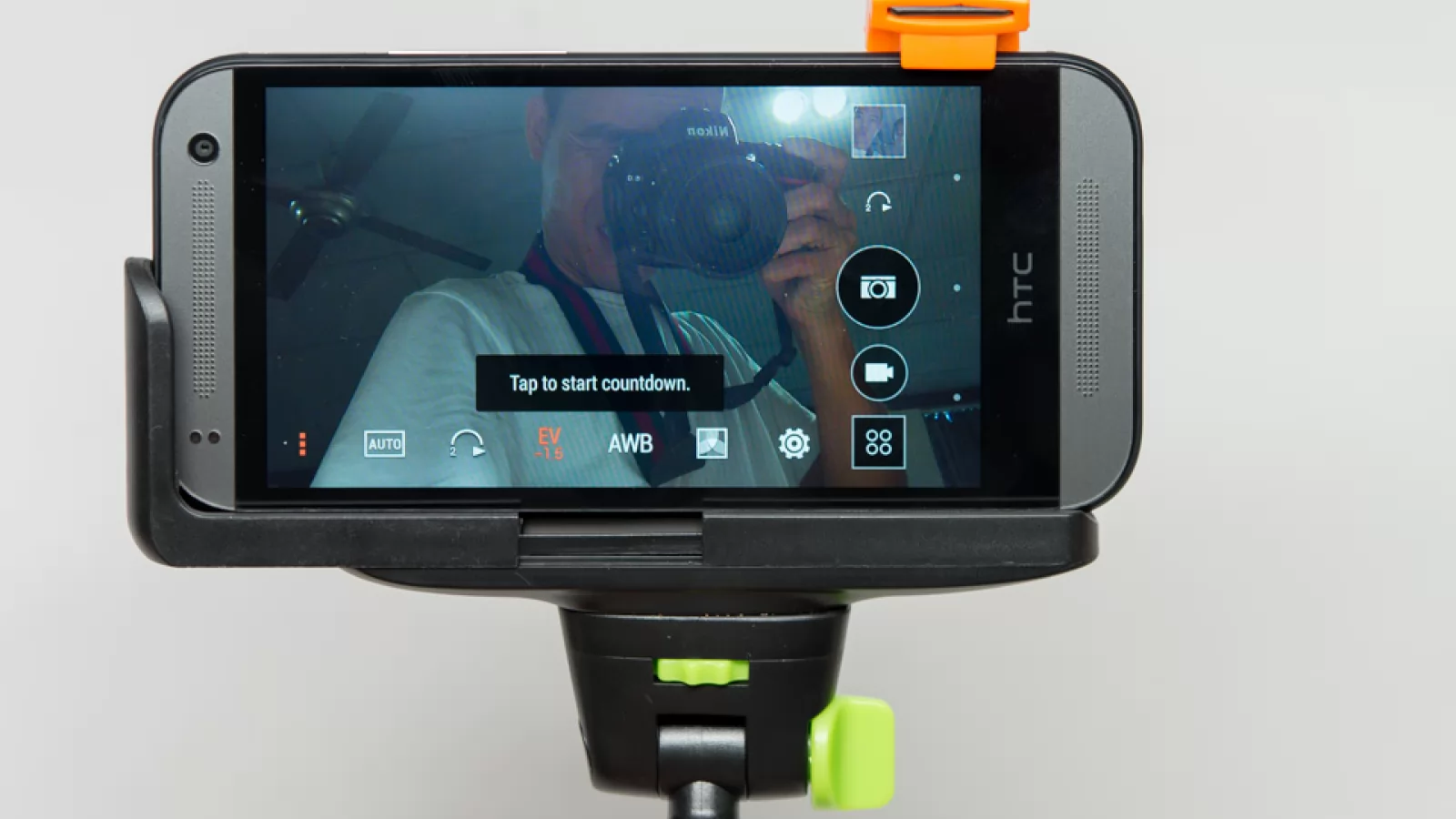 Monopod-ul pentru selfie-urile perfecte a fost inventat; acesta este compatibil cu iOS sau Android și poate fi comandat pentru suma de 32$ (Video)