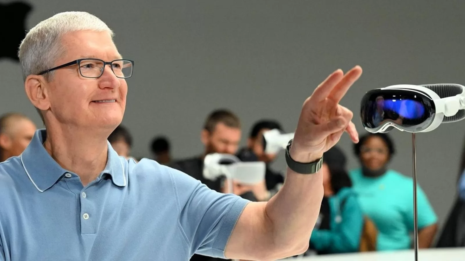 Apple Vision Pro e prea scump? Compania ar pregăti un computer spațial mai accesibil, care va sosi spre finalul anului 2025
