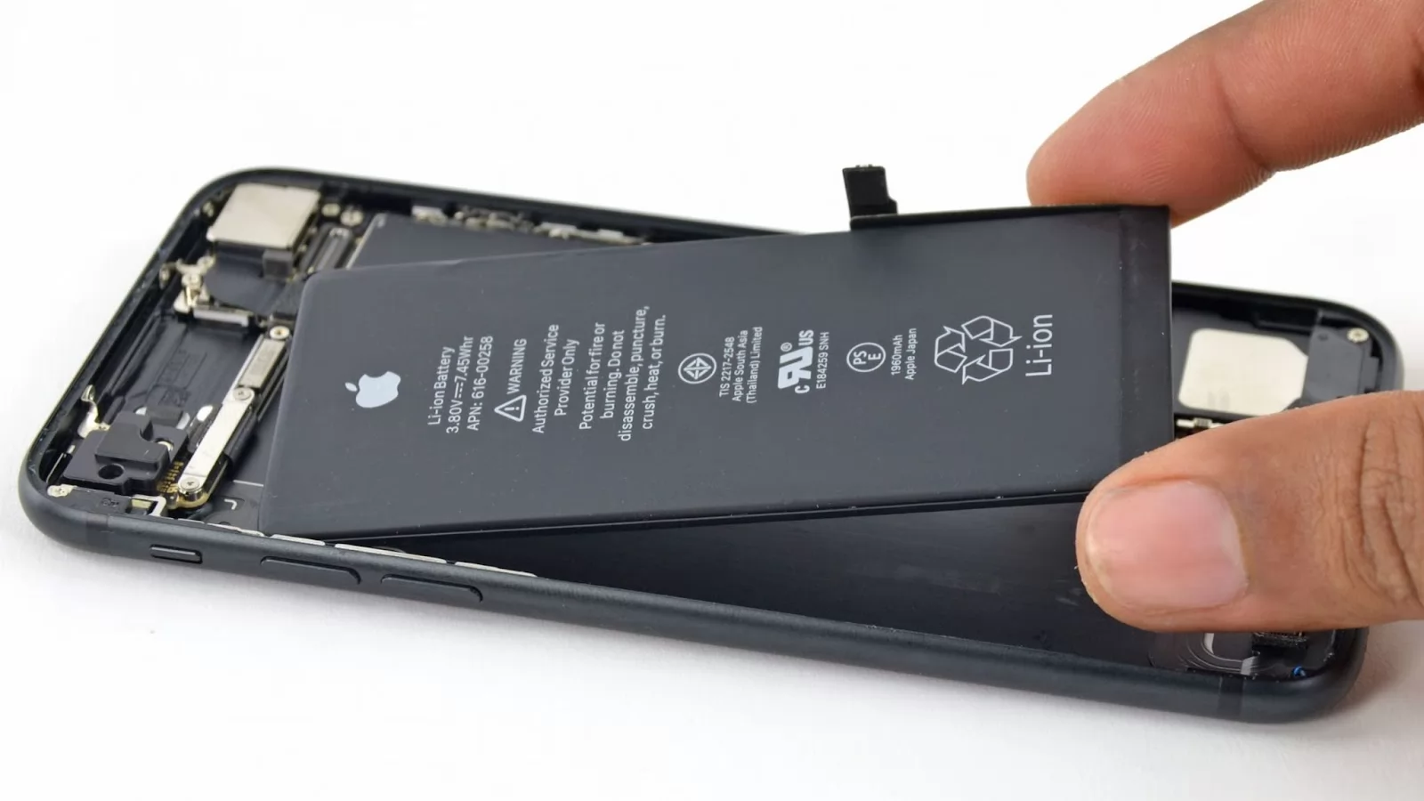 UE a decis: până în 2027 telefoanele trebuie să aibă baterii uşor de înlocuit de utilizator