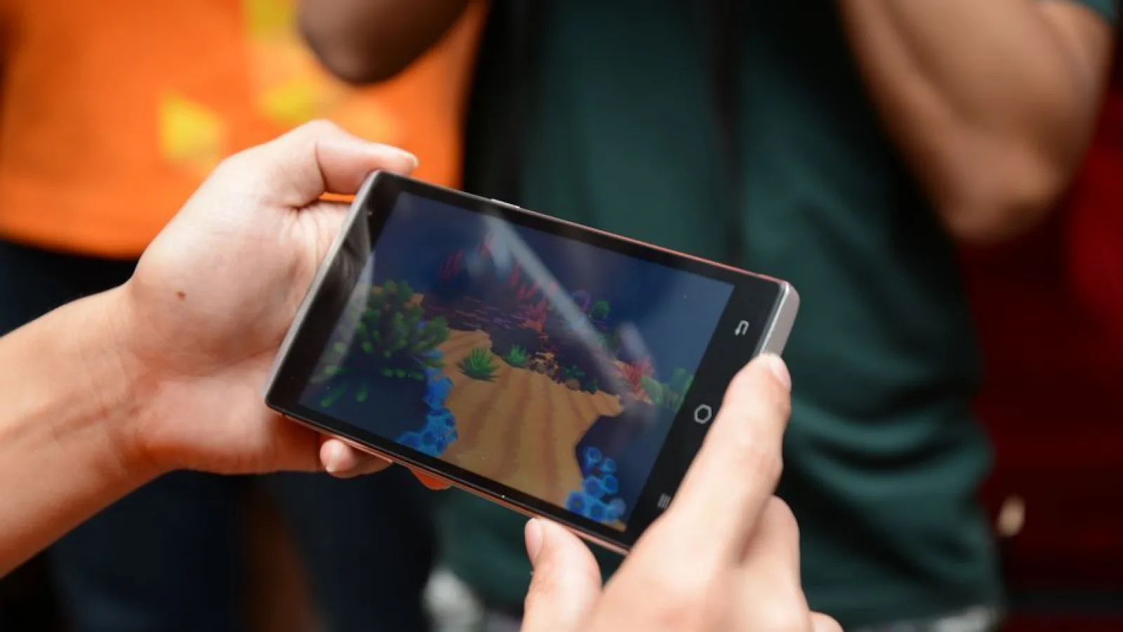 Takee 1 este un telefon cu ecran ce are un efect holografic, imaginea 3D este obținută de un accesoriu special