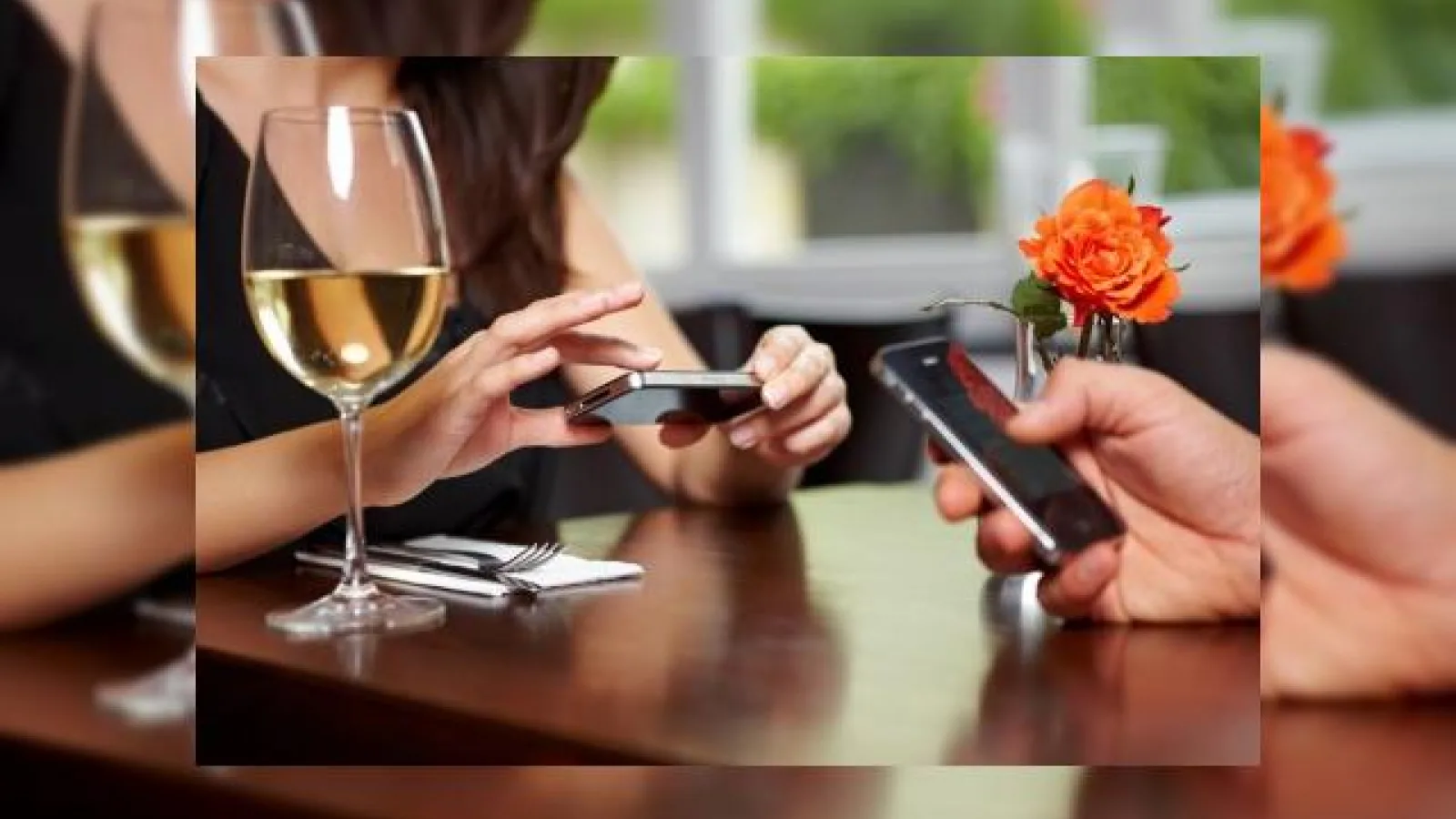 Smartphone-urile sunt principala cauză pentru care timpul petrecut În restaurante crește cu până la 77%