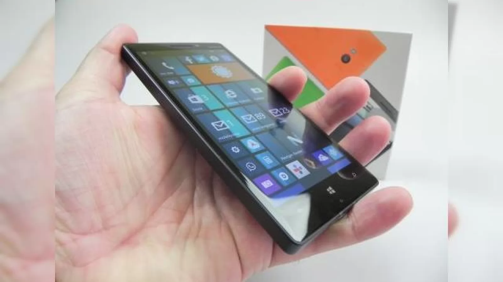 Nokia Lumia 930 unboxing: flagshipul Microsoft/Nokia a sosit, cu un ambalaj total nou (Video)