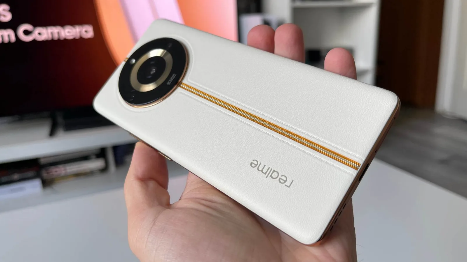 realme 11 Pro+: Design premium cu spate din piele ecologică bej și vibe de vacanță, răsărit pe plajă