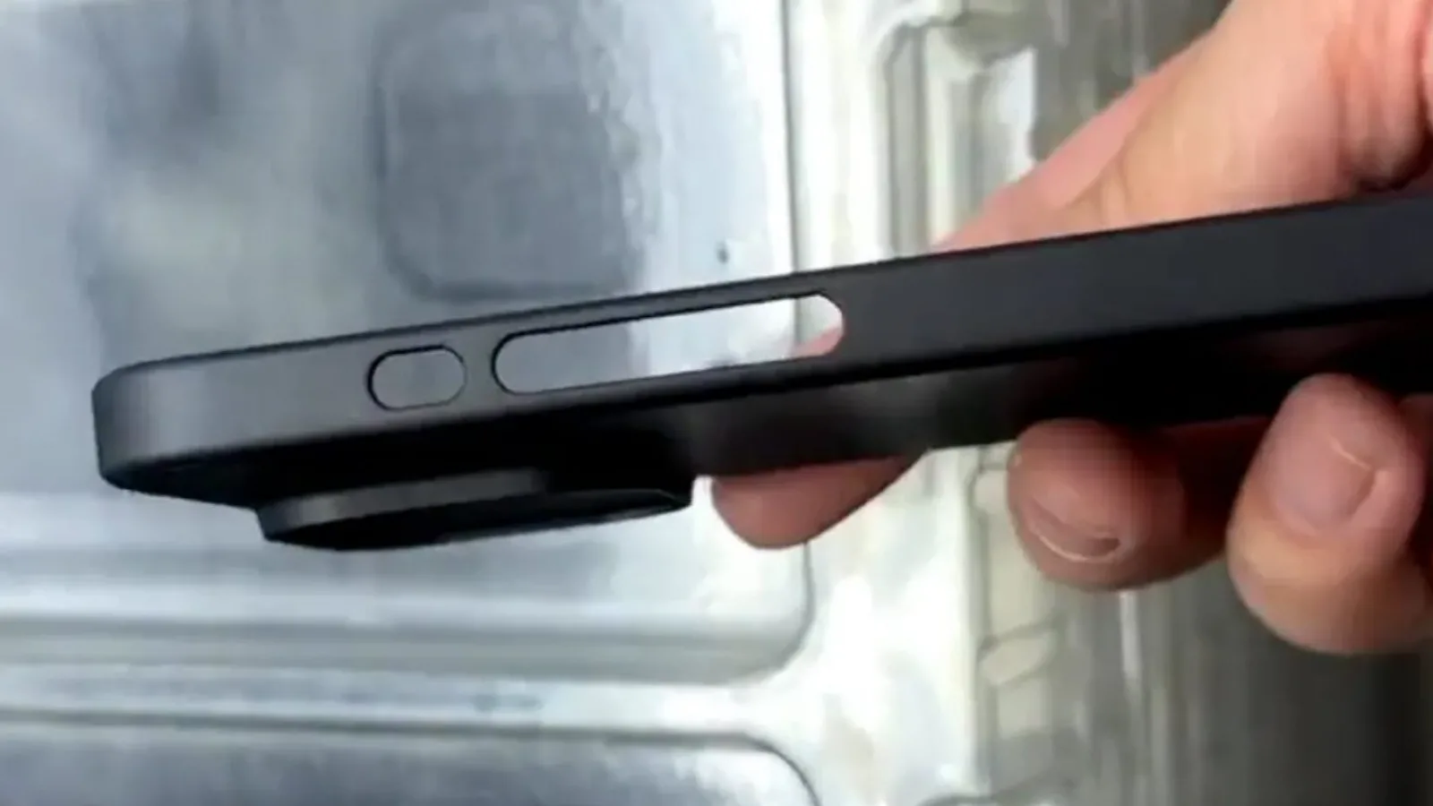 Huse de iPhone 15 Pro Max dezvăluie o schimbare de design importantă