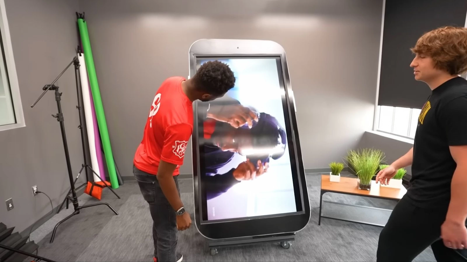 Cel mai mare iPhone din lume are peste 1.80 metri înălţime şi e funcţional