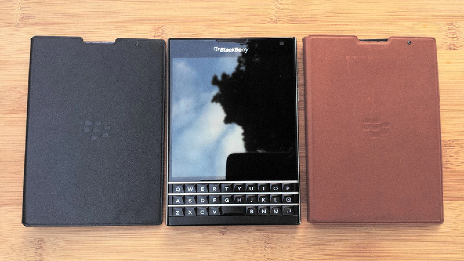 BlackBerry Passport primește acum și o husă de tip flip cover