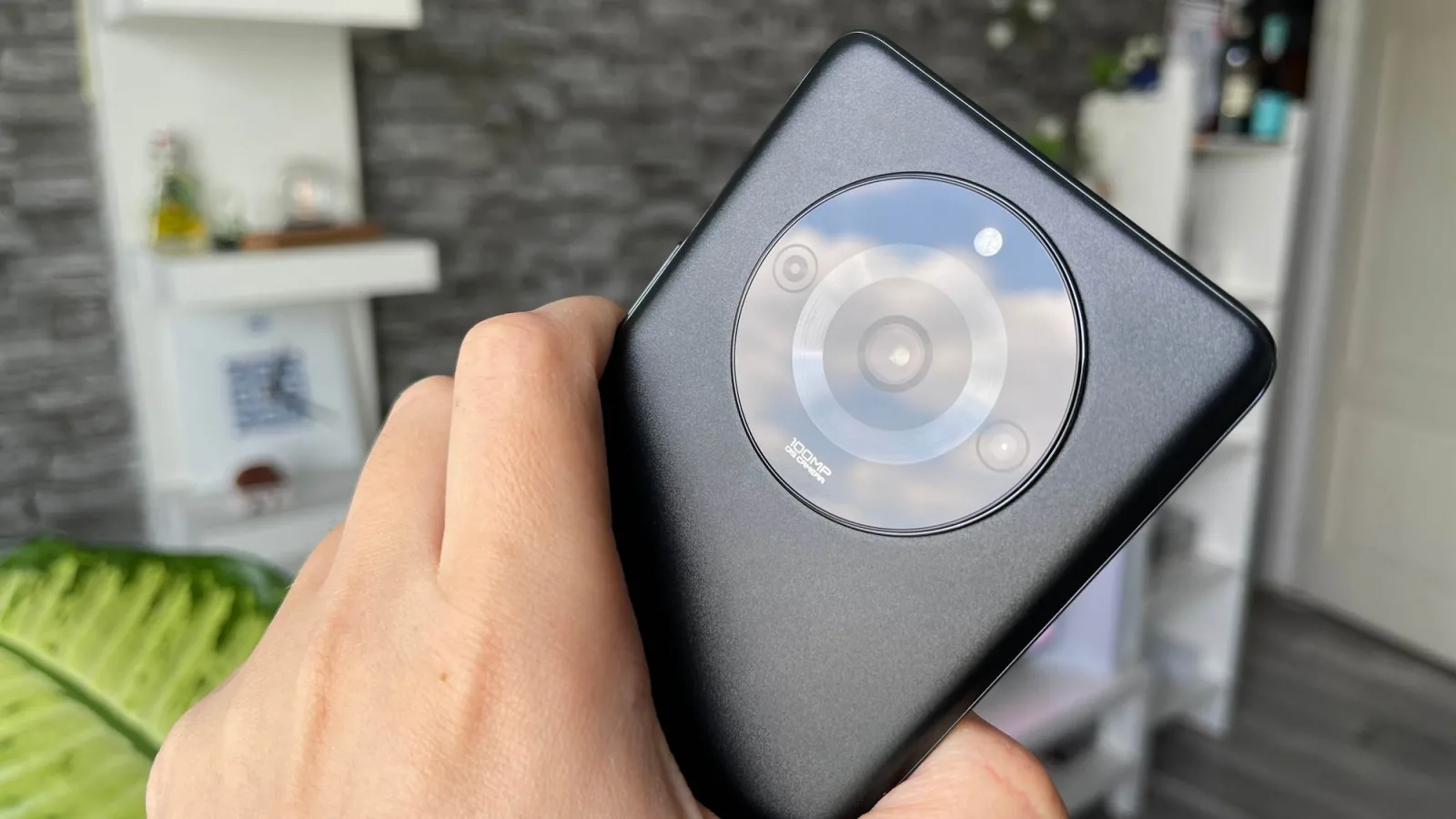 Prezentare realme 11 Pro: Ce are de oferit varianta mai accesibilă a lui realme 11 Pro+, cu o cameră diferită și ceva schimbat la baterie