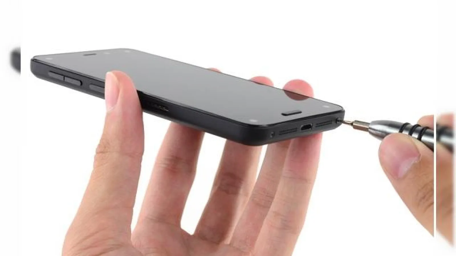 Smartphone-ul Amazon Fire Phone disecat de către iFixit; acesta este destul de greu de reparat (Video)