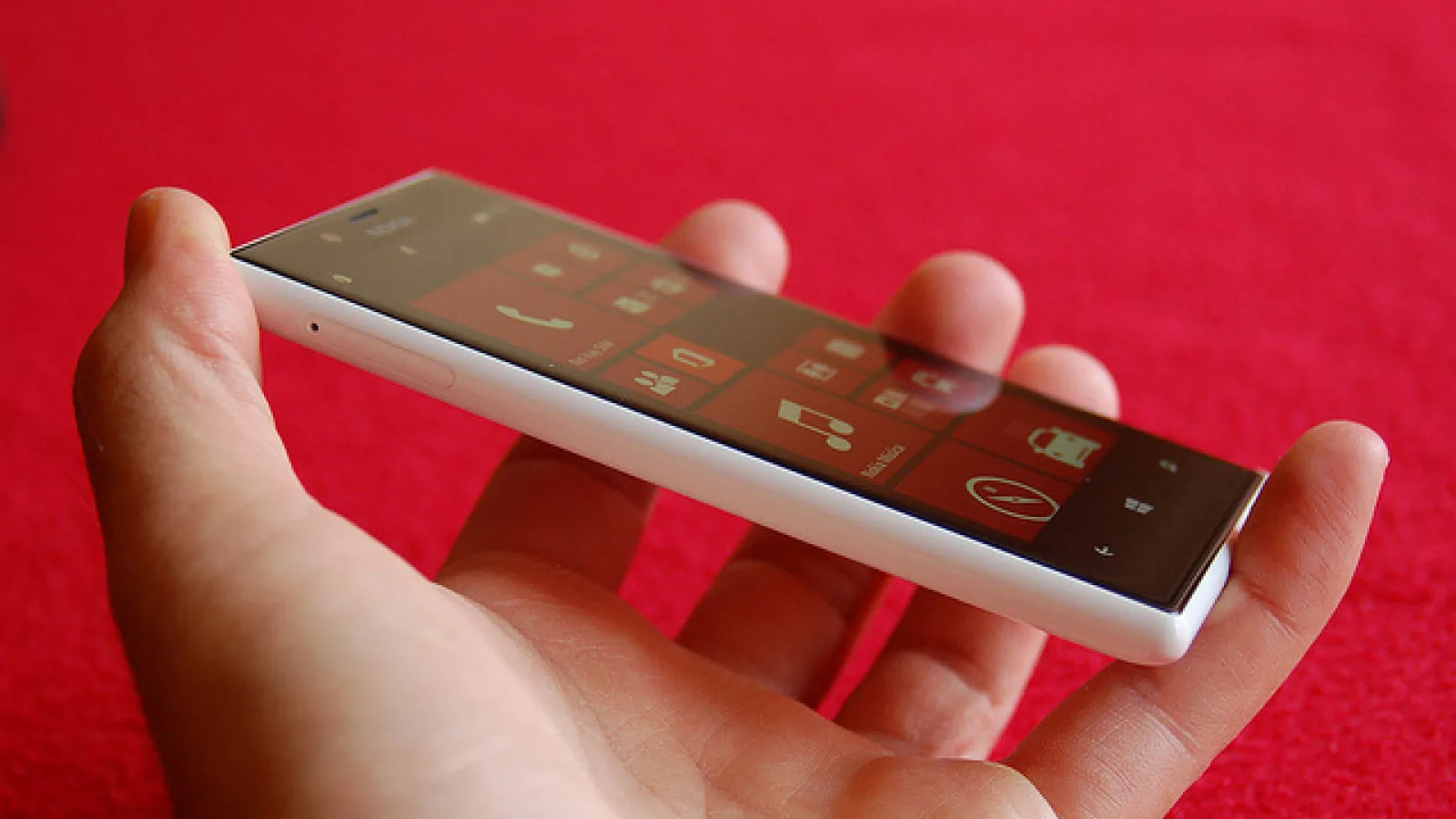 Nokia Lumia 730 ar putea debuta luna viitoare cu Windows Phone 8.1 GDR1 la bord