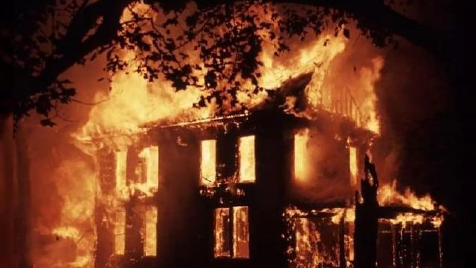 O femeie este ucisă de un incendiu, după ce se Întoarce În casa În flăcări după smartphone...