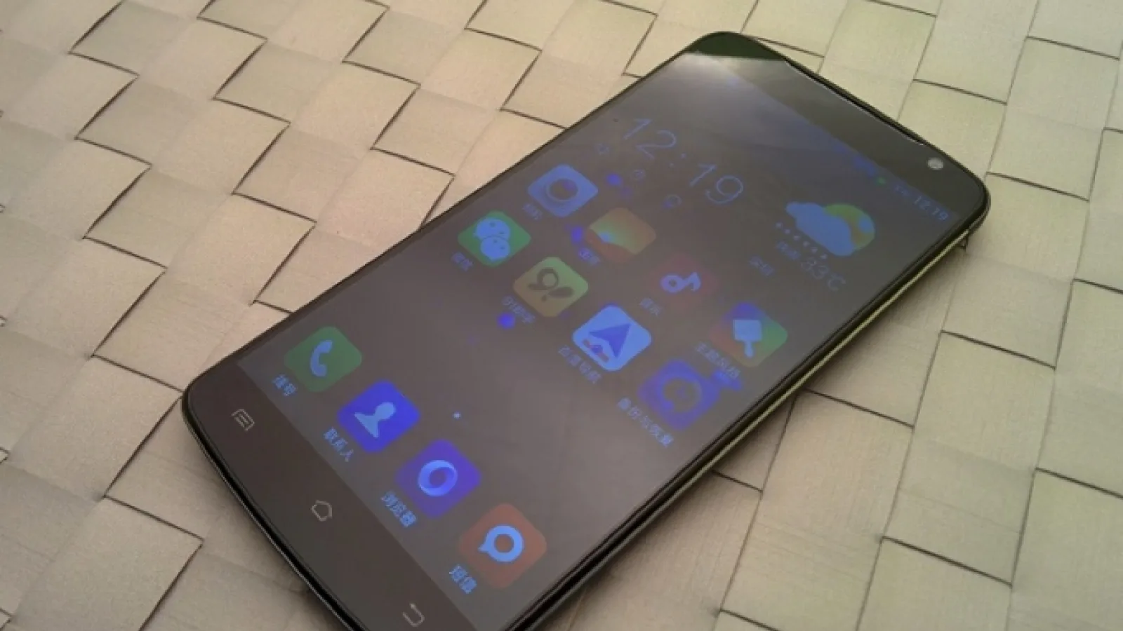 Iată imagini hands on cu o clonă interesantă de LG G3, Wico C1