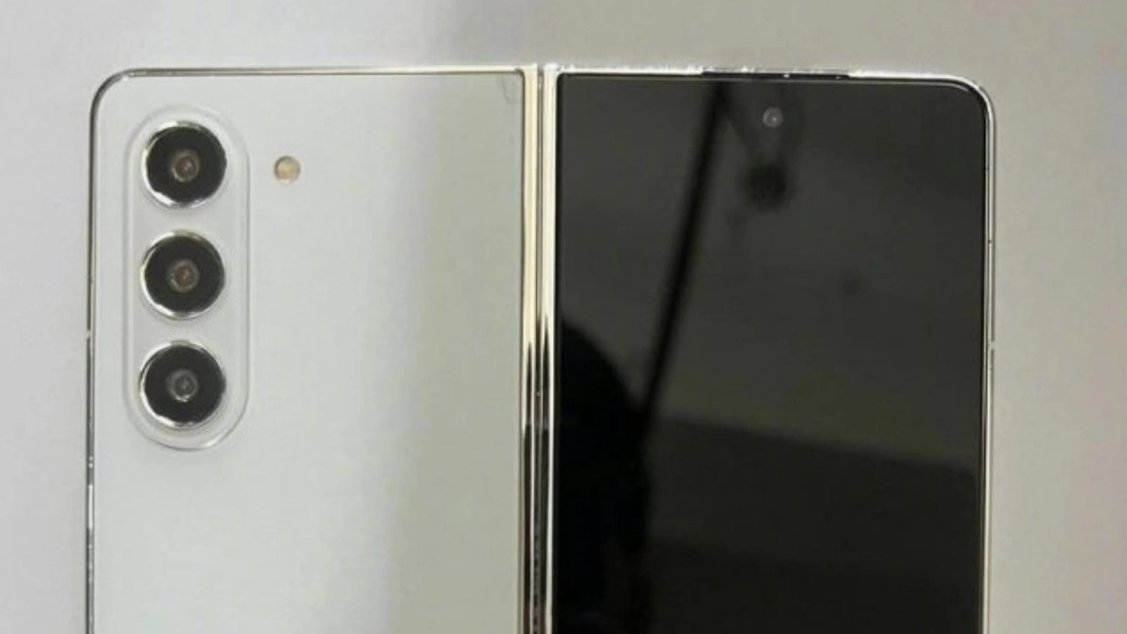 Poze cu machetele lui Samsung Galaxy Z Fold 5 au apărut pe web, cu design de cameră neschimbat