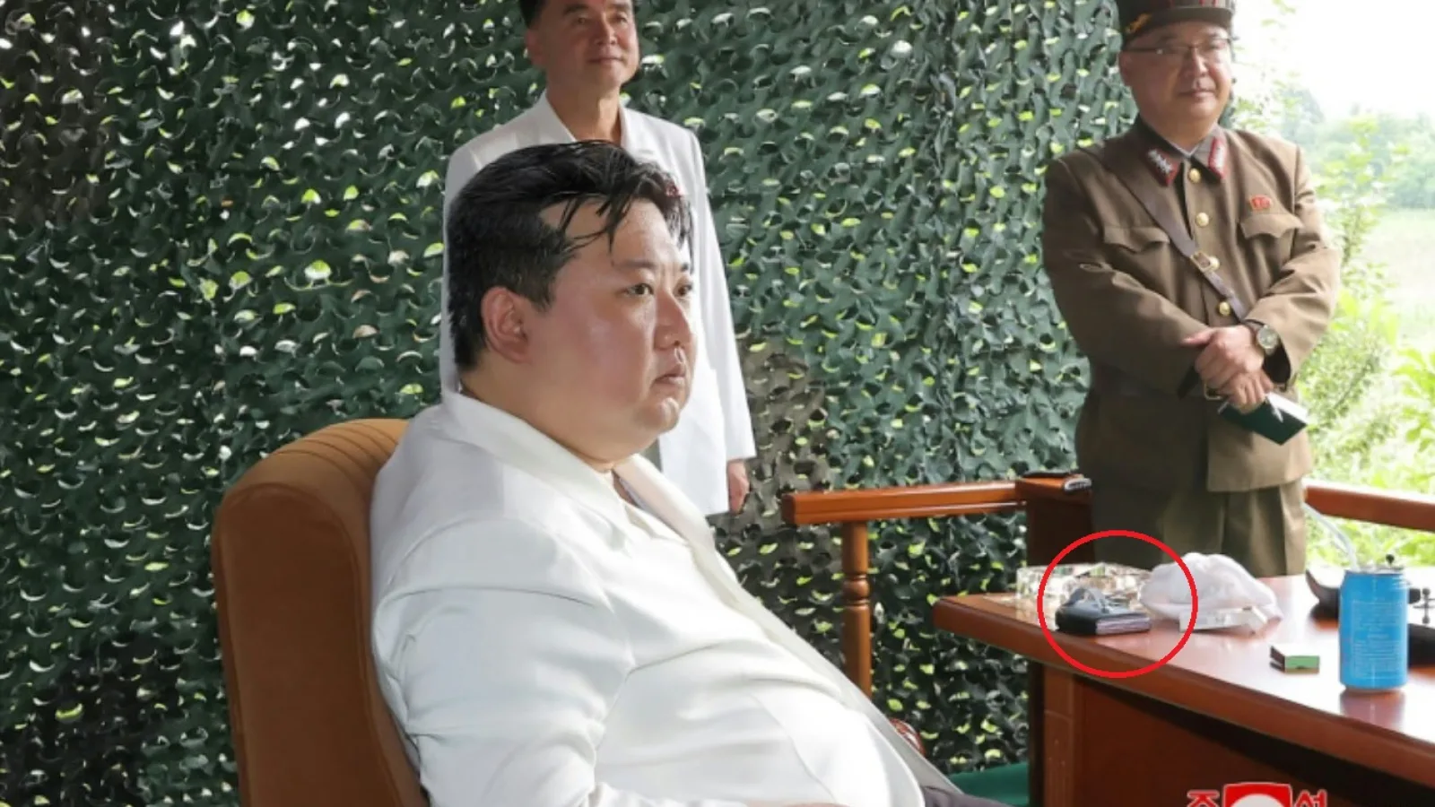 Ce telefon pliabil foloseşte dictatorul nord-coreean Kim Jong Un? A fost fotografiat cu un “Flip” misterios