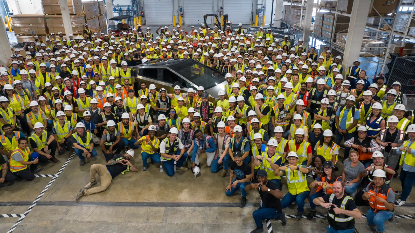 Producția lui Tesla Cybertruck a demarat oficial, primul exemplar al camionetei fiind asamblat în fabrica Giga din Texas