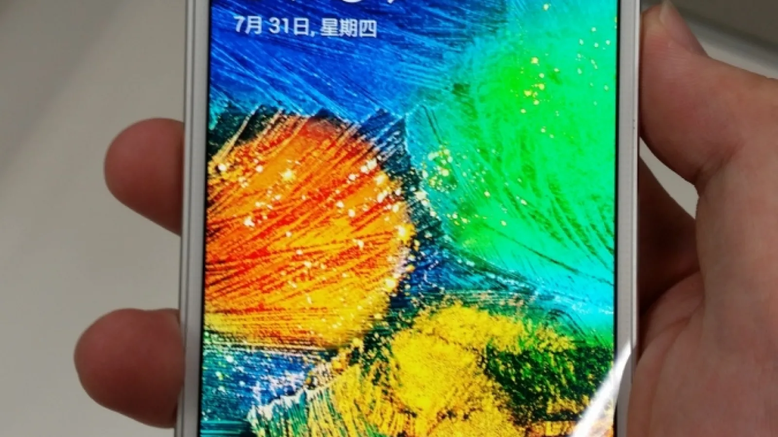 O versiune albă de Samsung Galaxy Alpha este fotografiată; Iat-o!