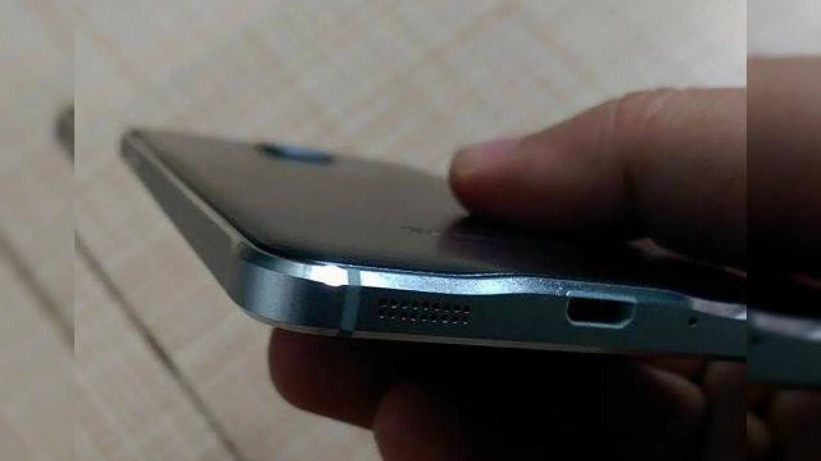 Noi imagini cu Samsung Galaxy Alpha ajung pe web, corpul său metalic scos În evidență