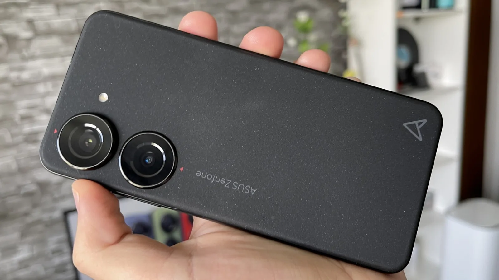 ASUS Zenfone 10: Design care vine mănuşă pe mâinile mici şi nu numai