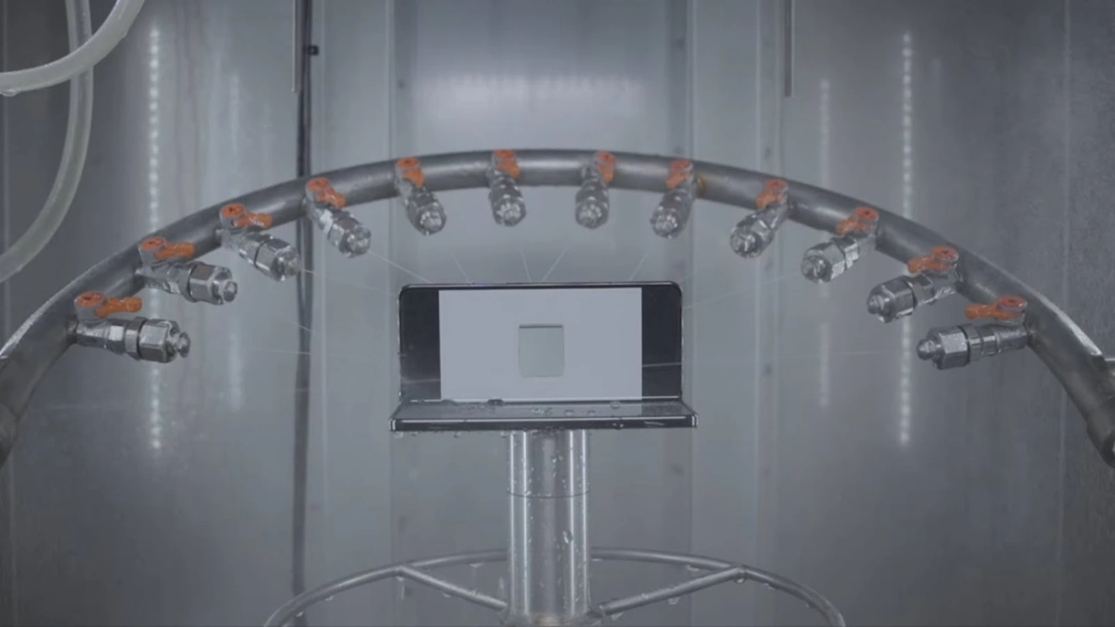 Cum e testată rezistența telefoanelor Samsung Galaxy Z Flip 5 şi Galaxy Z Fold 5 (Video)