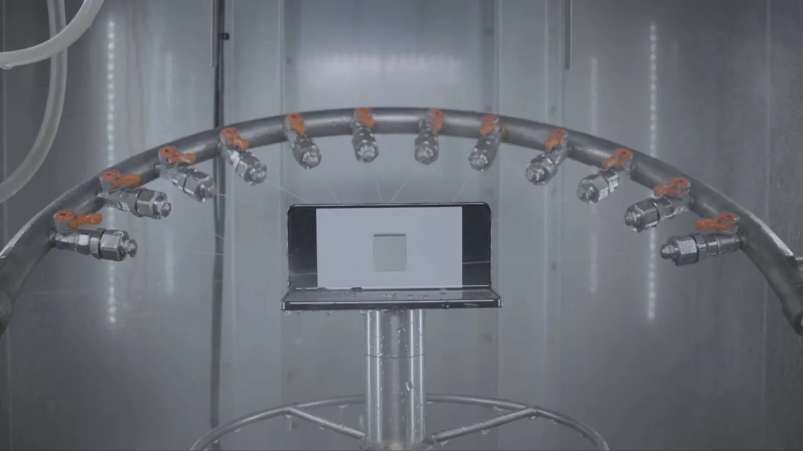 Cum e testată rezistența telefoanelor Samsung Galaxy Z Flip 5 şi Galaxy Z Fold 5 (Video)