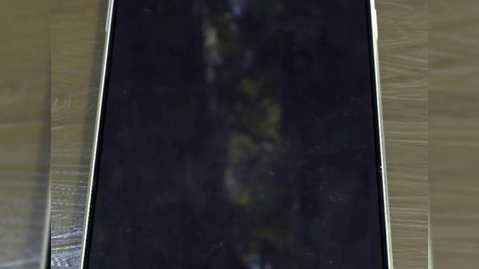 Primele imagini cu Galaxy Note 4 ies la iveală; acesta dispune de o ramă metalică și de un panou frontal cu margini foarte subțiri