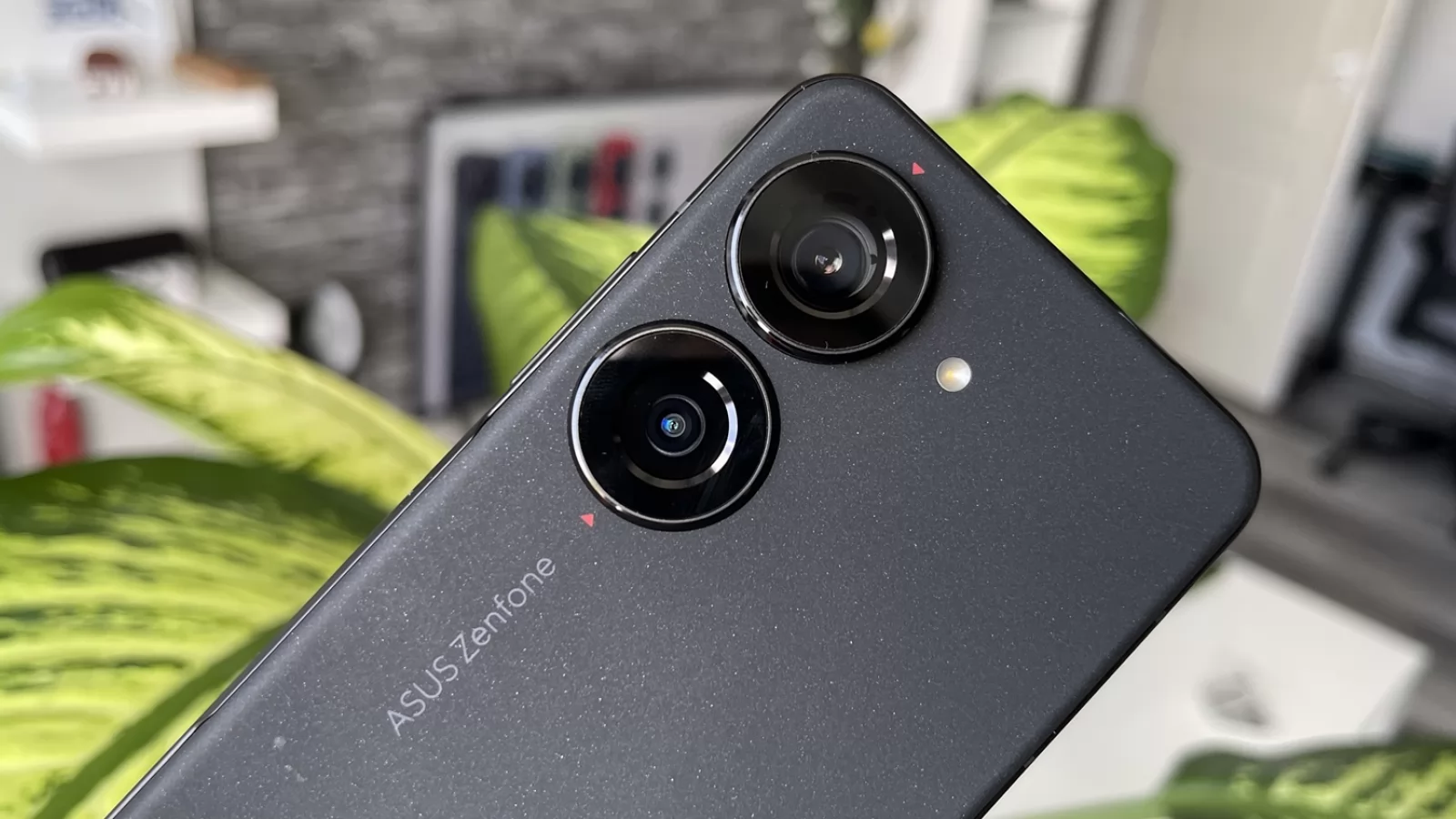 ASUS Zenfone 10: Camera pusă în evidență de gimbal, nuanțe de roșu, albastru și texturi