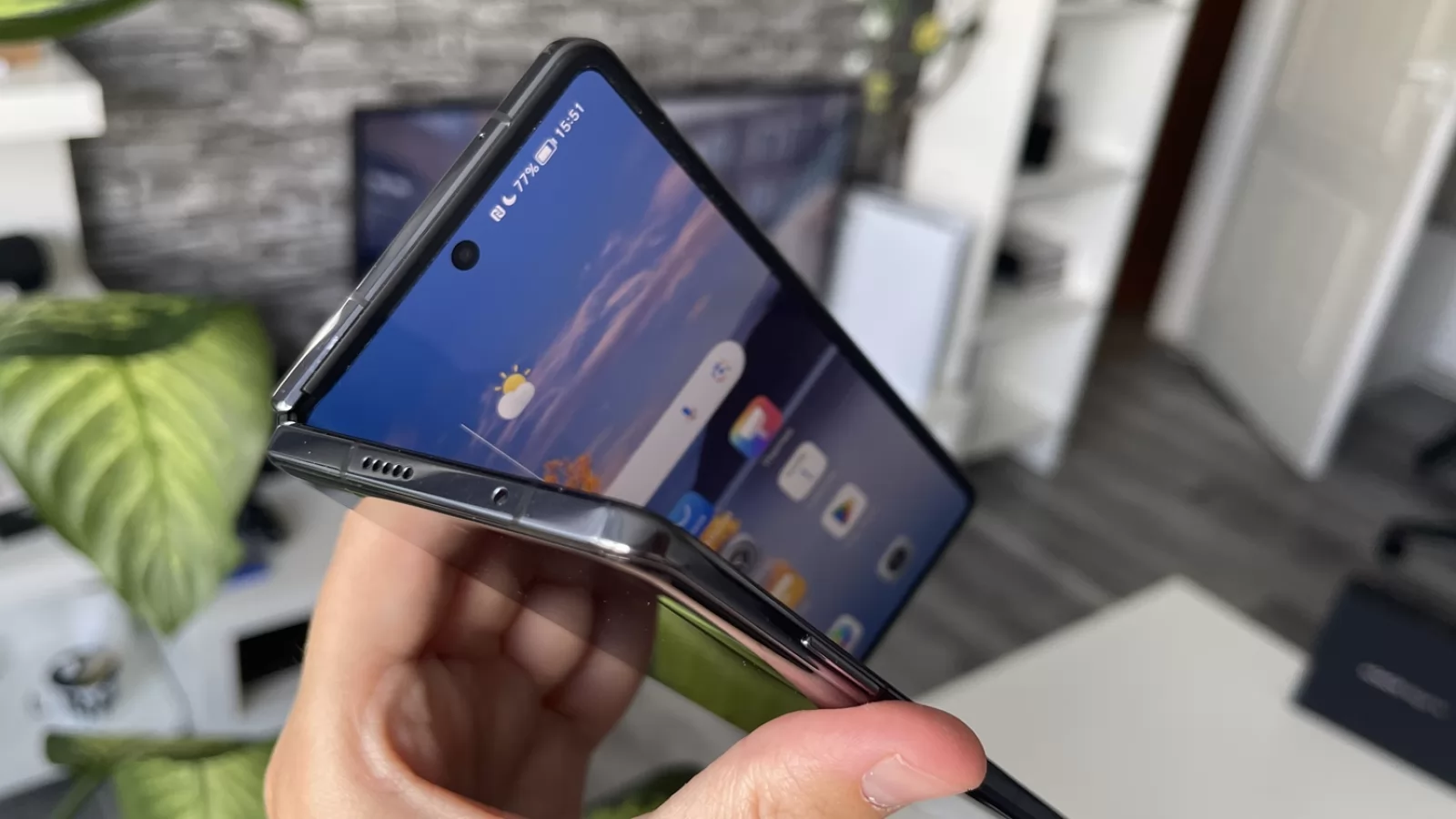 Honor Magic Vs: Design fiabil şi ergonomic, cu aliaje noi şi uşoare