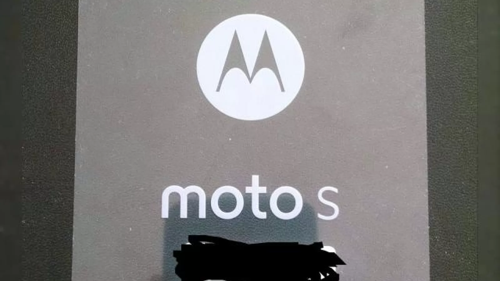 Folia de protecție pentru ecranul lui Motorola Moto S scoate la iveală un device de tip phablet