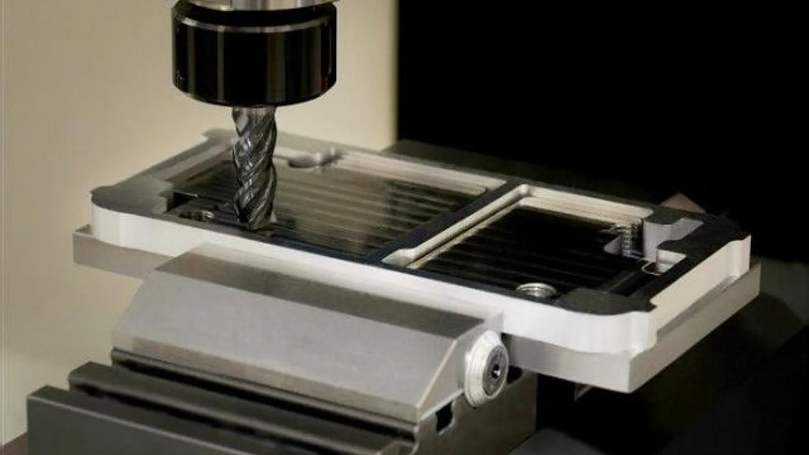 How it's made: Samsung Galaxy Alpha și rama sa metalică slefuite si prelucrate in detaliu