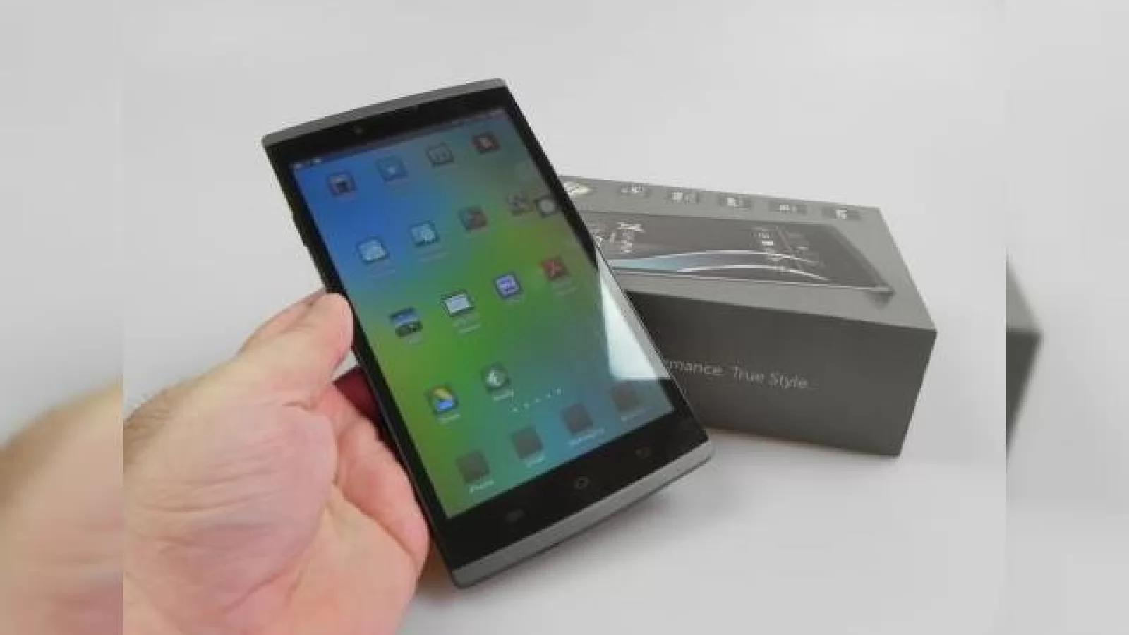 Allview Viva H7S Unboxing + Concurs: tabletă cu design slim de telefon, apelare telefonică, 3G și GPS (Video)