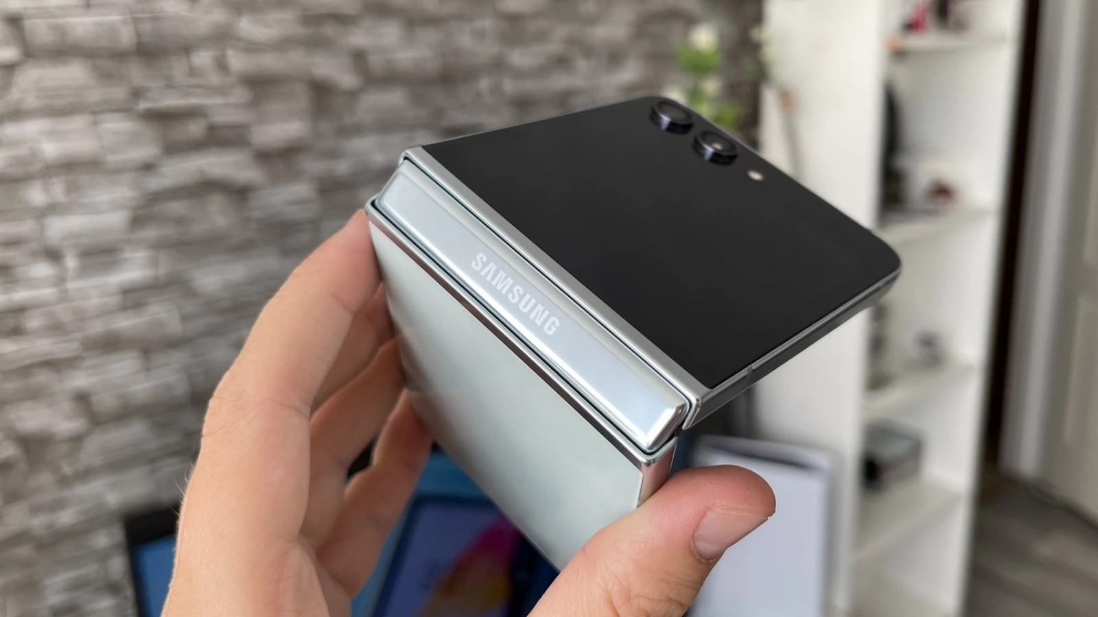 Samsung Galaxy Z Flip5: Design lucios, mai robust, dar mai slim faţă de generaţia trecută