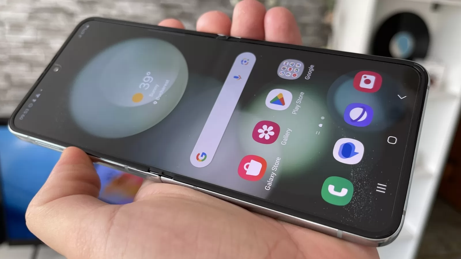 Samsung Galaxy Z Flip5: Display-uri excelente, un record neaşteptat