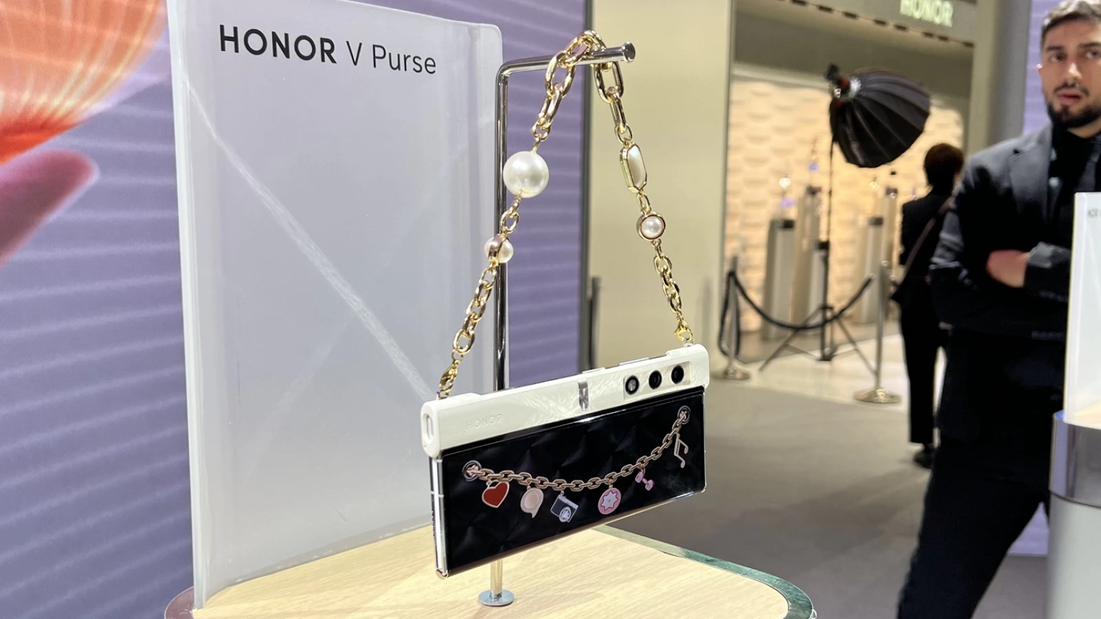 IFA 2023: Video Hands-on HONOR Magic V Purse - Smartphone-ul pliabil asociat unei poșete tech, cu barete interschimbabile