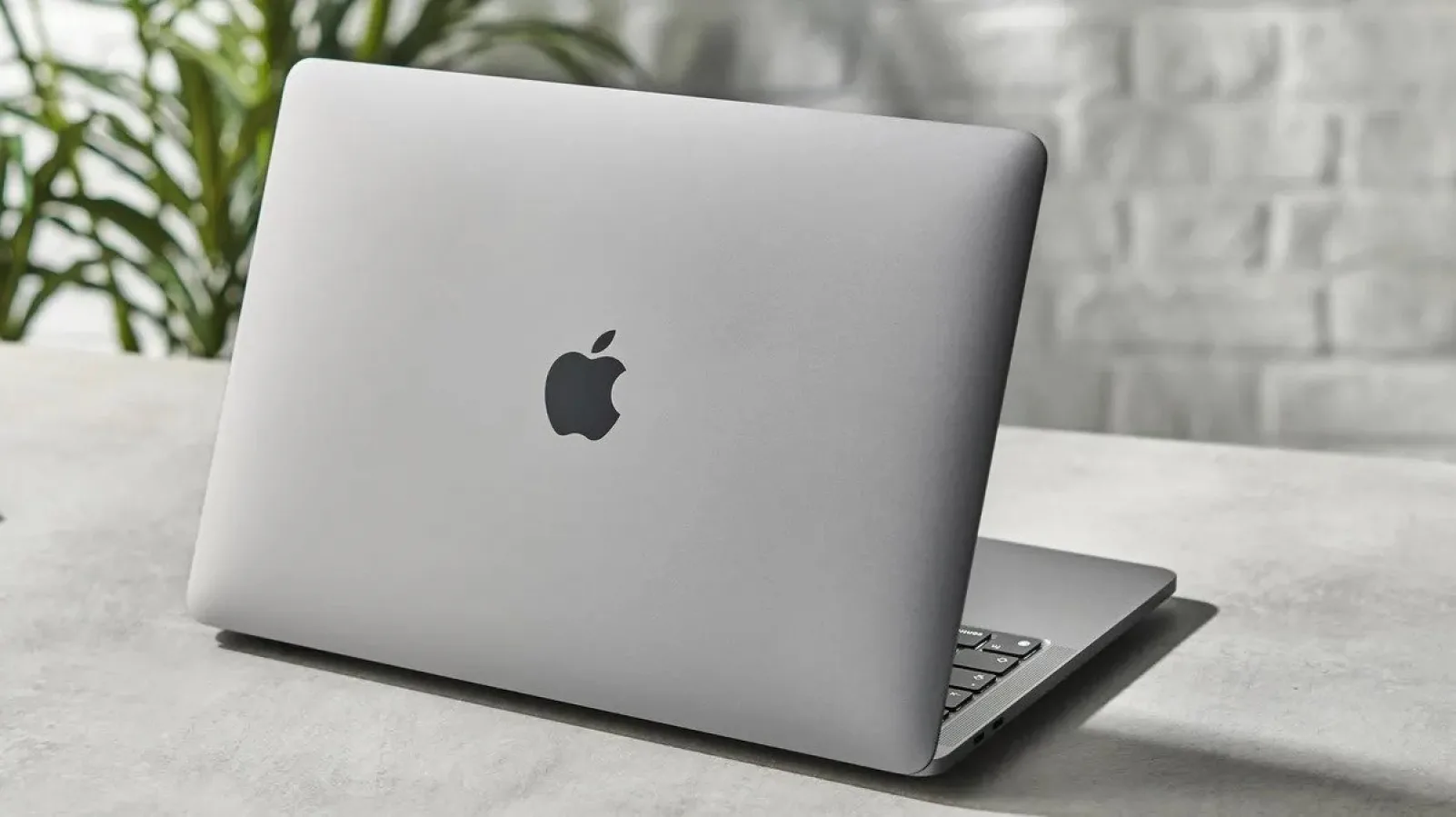 Apple lucrează la un MacBook accesibil destinat școlarilor, rival pentru Chromebook-urile de pe piață (zvon)