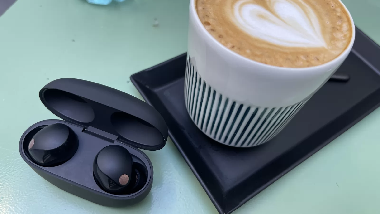 Sony WF-1000XM5 Review: Noile căști wireless premium sunt aici, cu ANC îmbunătățit, mai compacte și cu autonomie de invidiat (Video) + Tur Muzical al Bucureștiului