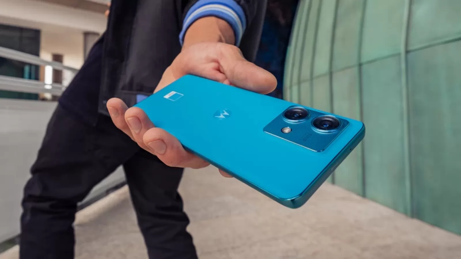 Motorola Edge 40 Neo tocmai a debutat și e un high-midrange veritabil, cu display curbat, spate din piele, procesor capabil sub capotă; Cât costă?